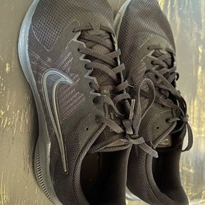 Men’s Black Nike tennis shoes